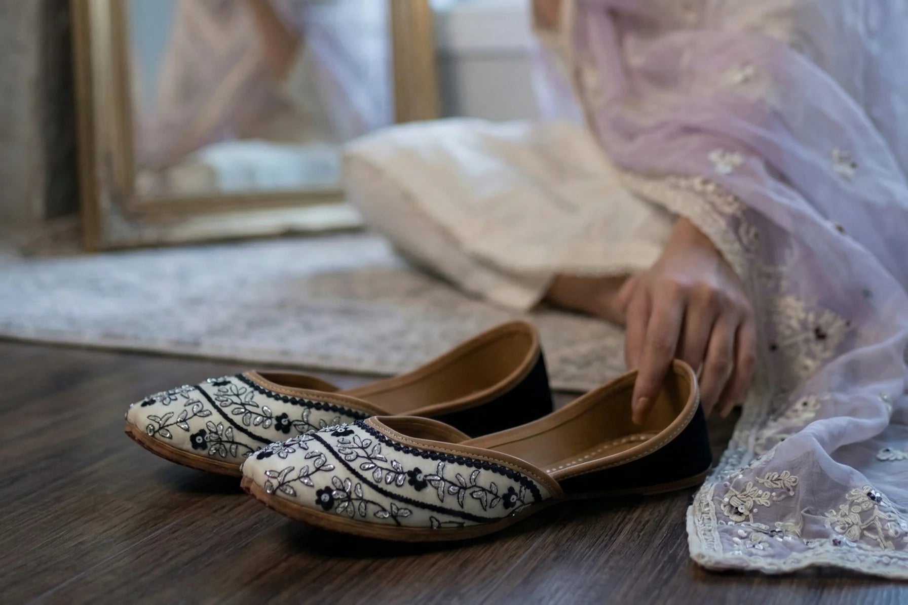 Timeless Juttis vs Trendy Footwear: What Should You Invest In?