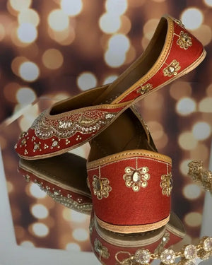 Red embroidered Red Jutti